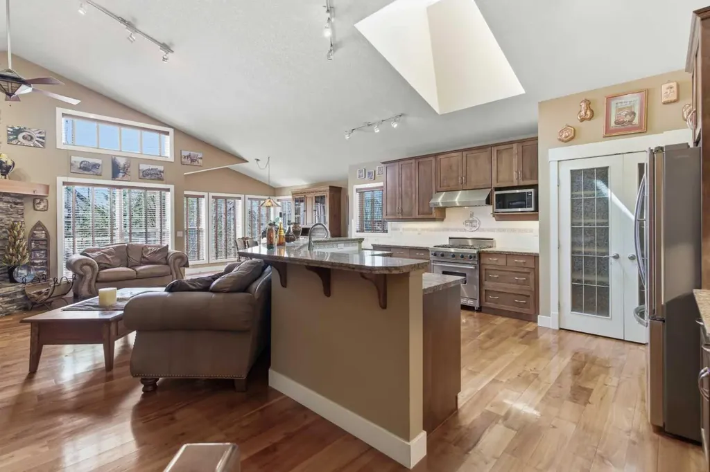 183 Discovery Ridge Way SW Calgary AB T3H 5G3