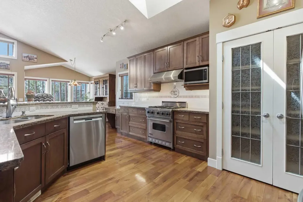 183 Discovery Ridge Way SW Calgary AB T3H 5G3