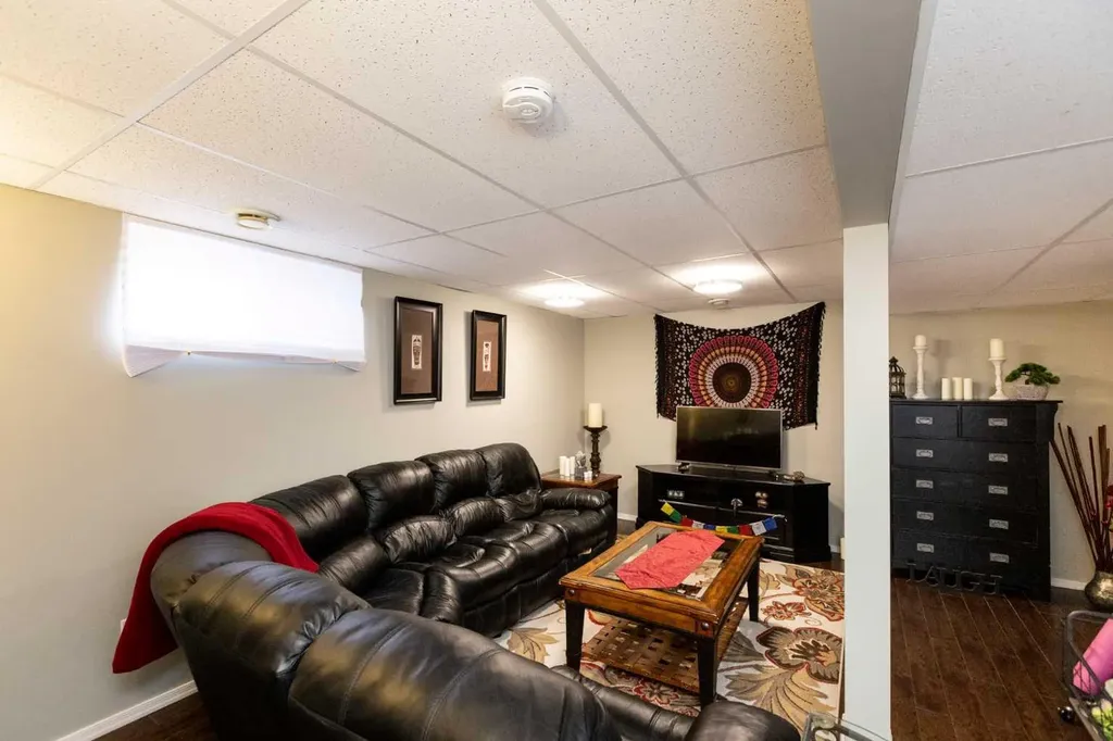 4 Westwood Court Sylvan Lake AB T4S 1P7