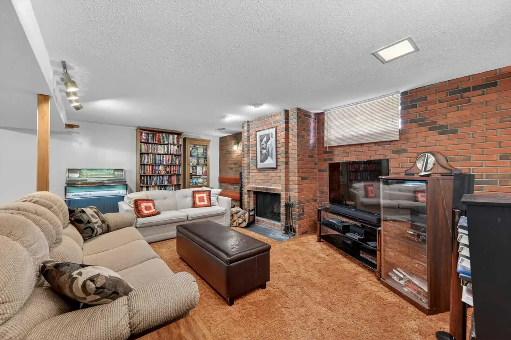 6451 70 Street NW Calgary AB T3B 3J5