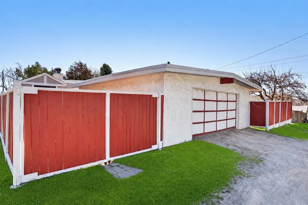 6451 70 Street NW Calgary AB T3B 3J5