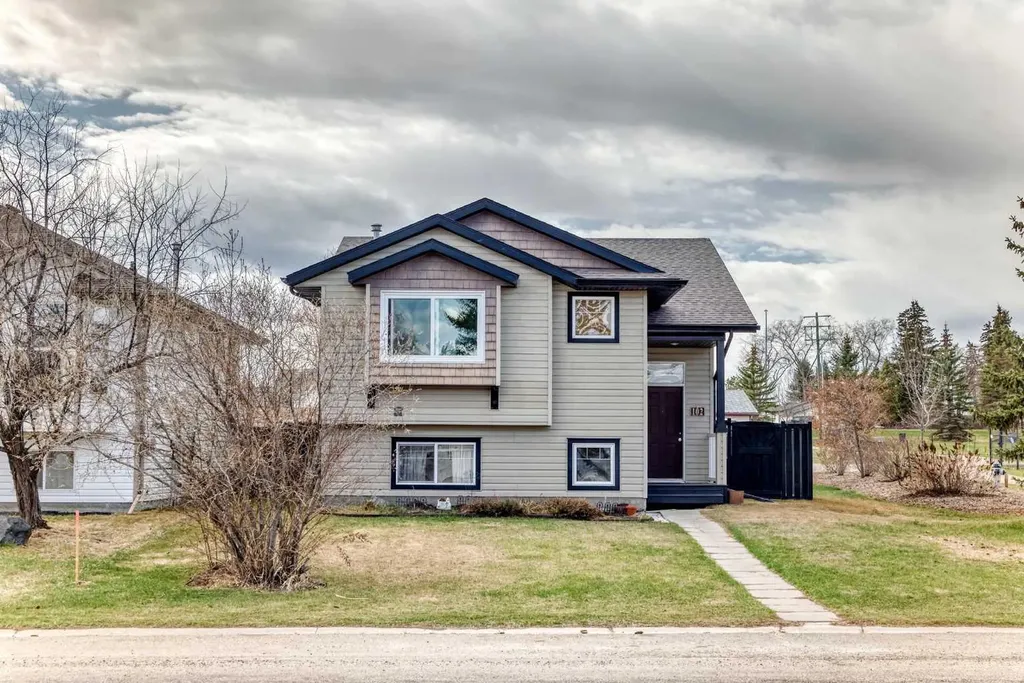 102 Robinson Avenue Penhold AB T0M1R0