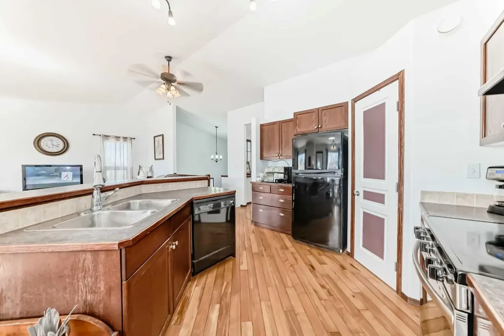 102 Robinson Avenue Penhold AB T0M1R0