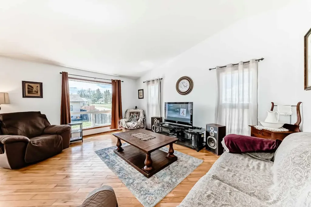 102 Robinson Avenue Penhold AB T0M1R0