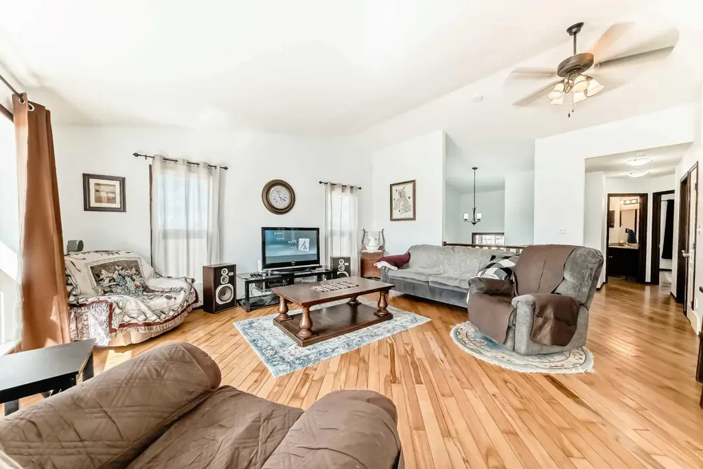 102 Robinson Avenue Penhold AB T0M1R0