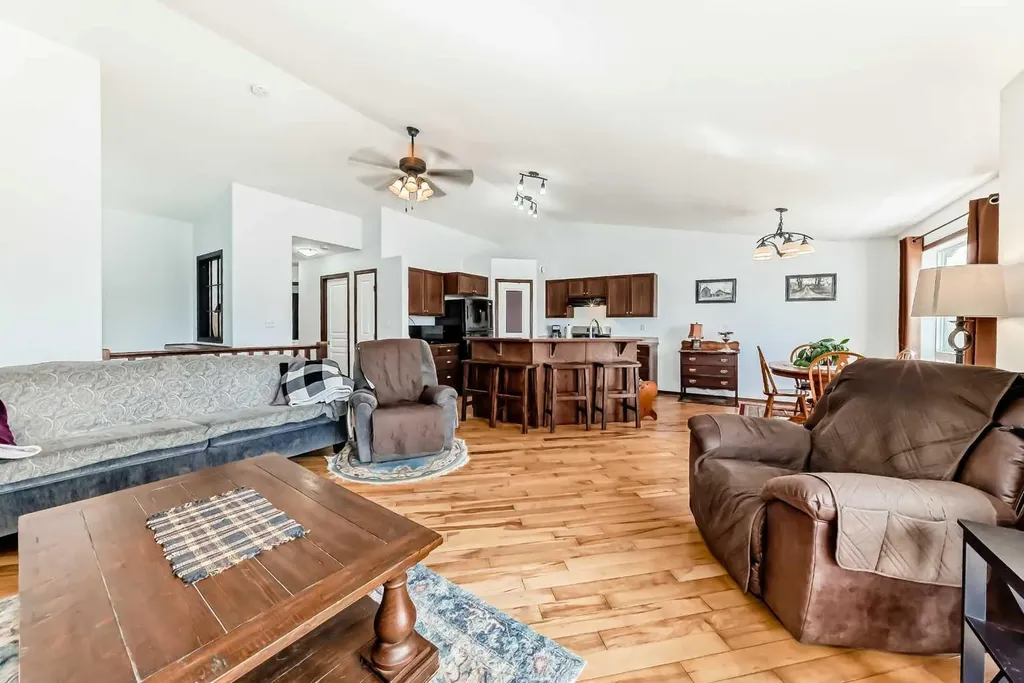 102 Robinson Avenue Penhold AB T0M1R0