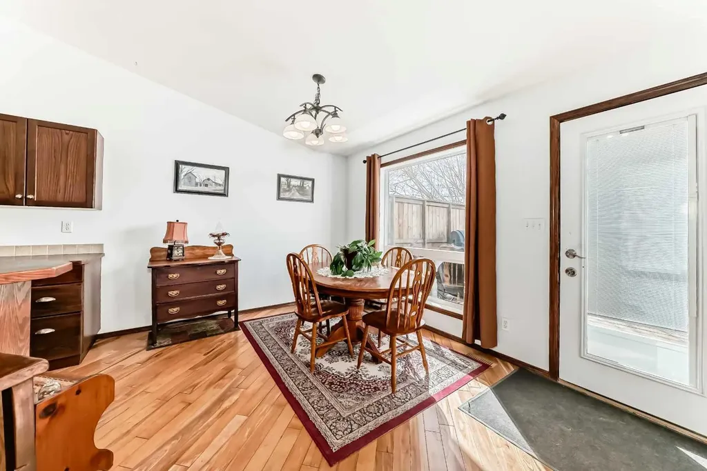 102 Robinson Avenue Penhold AB T0M1R0