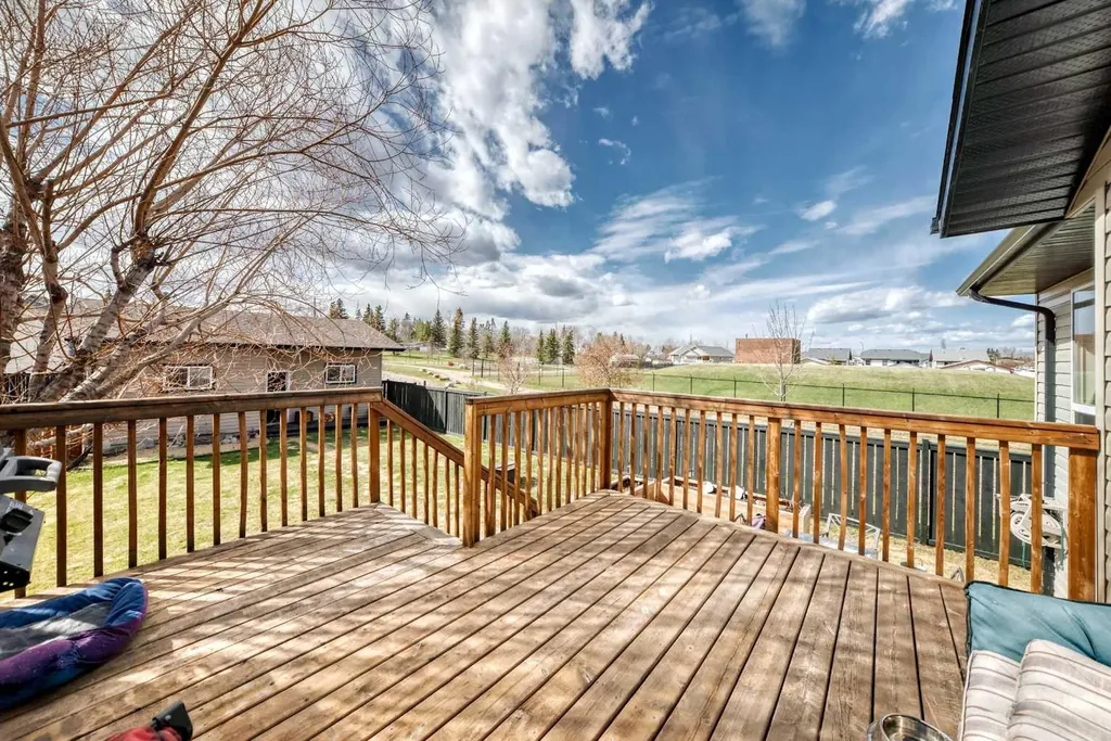 102 Robinson Avenue Penhold AB T0M1R0