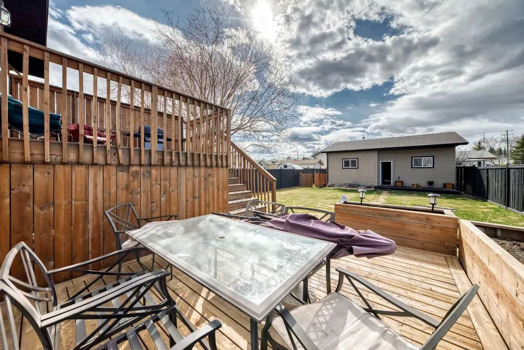 102 Robinson Avenue Penhold AB T0M1R0