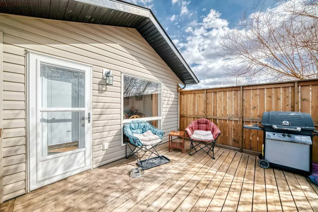 102 Robinson Avenue Penhold AB T0M1R0
