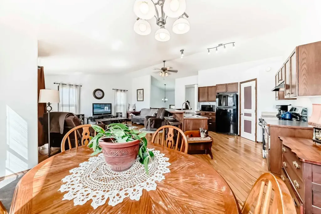 102 Robinson Avenue Penhold AB T0M1R0