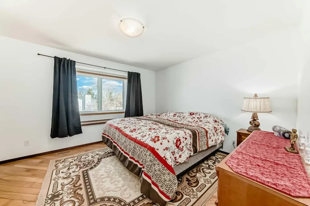 102 Robinson Avenue Penhold AB T0M1R0