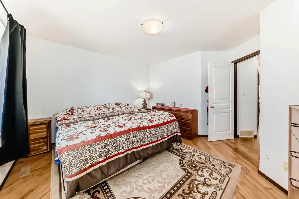 102 Robinson Avenue Penhold AB T0M1R0