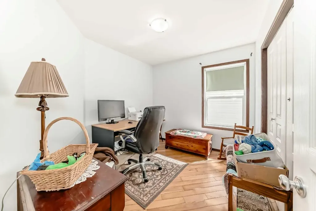102 Robinson Avenue Penhold AB T0M1R0