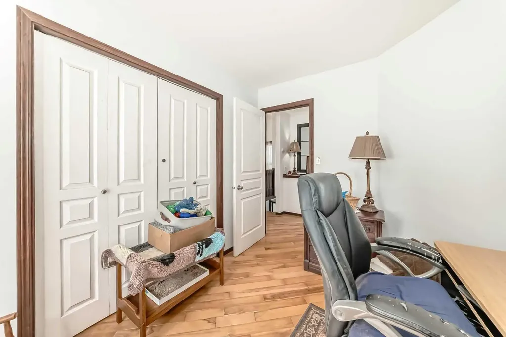 102 Robinson Avenue Penhold AB T0M1R0