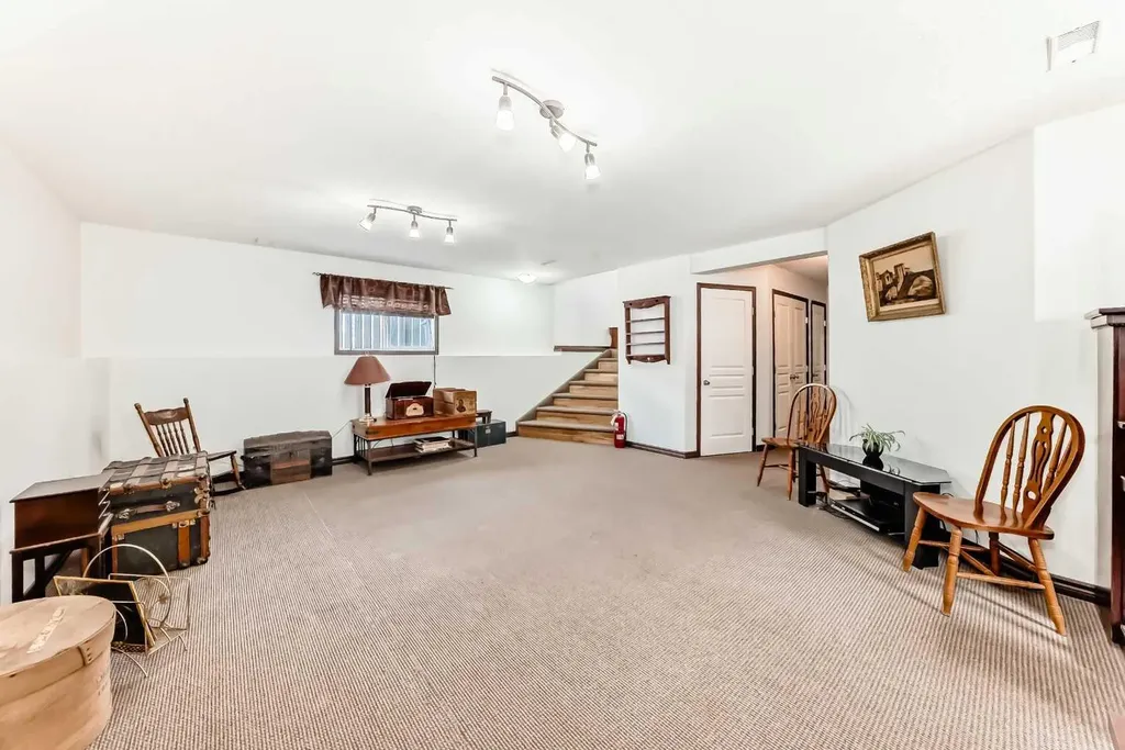 102 Robinson Avenue Penhold AB T0M1R0