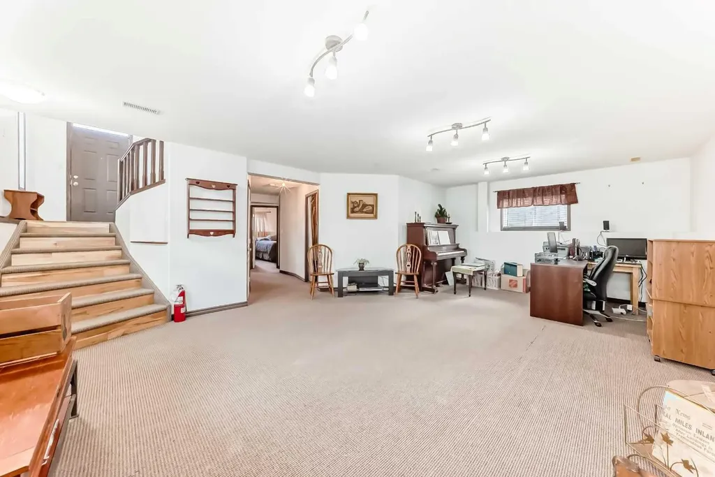 102 Robinson Avenue Penhold AB T0M1R0