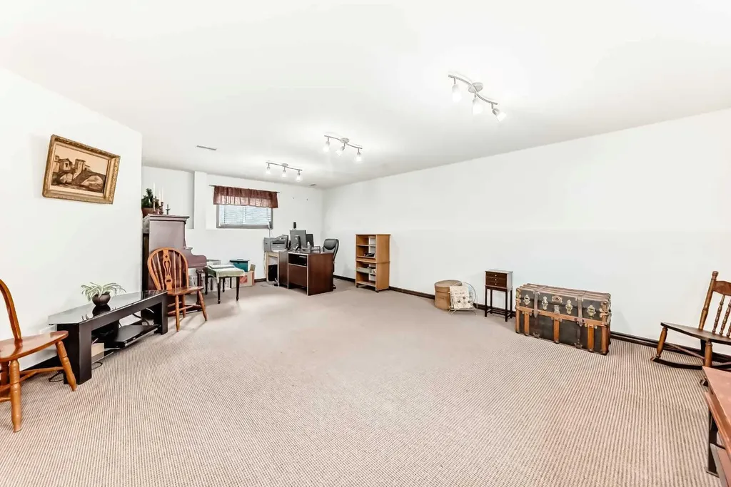 102 Robinson Avenue Penhold AB T0M1R0