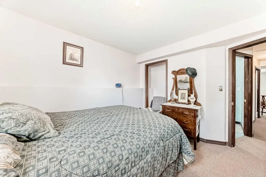 102 Robinson Avenue Penhold AB T0M1R0