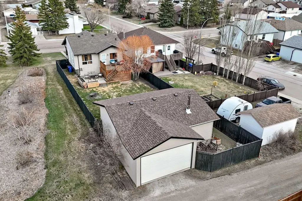 102 Robinson Avenue Penhold AB T0M1R0