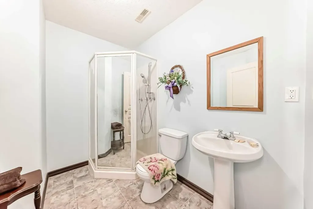 102 Robinson Avenue Penhold AB T0M1R0