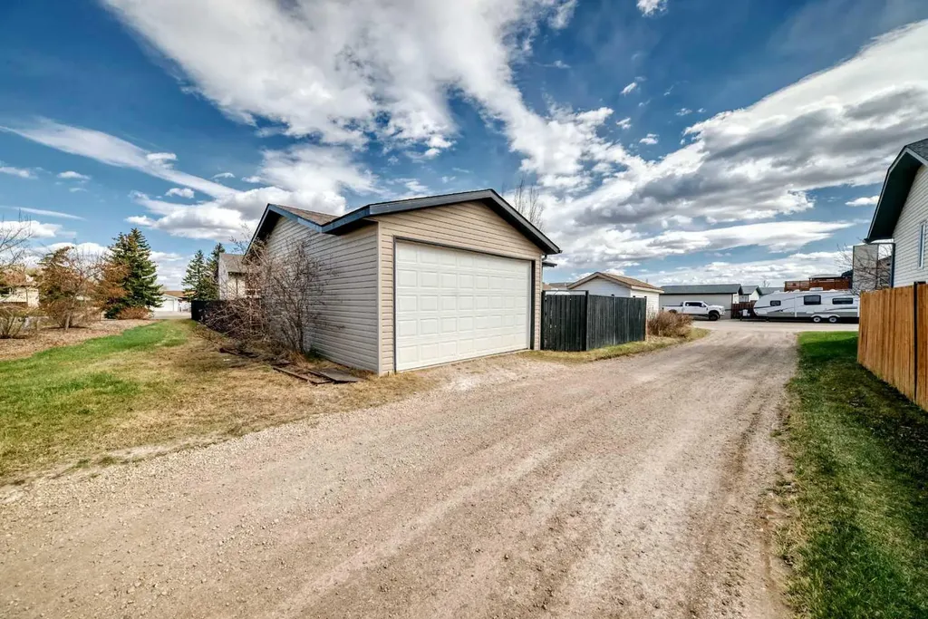 102 Robinson Avenue Penhold AB T0M1R0