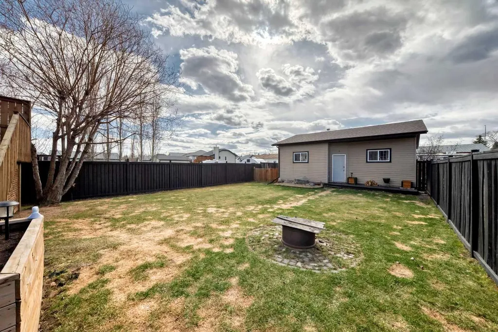 102 Robinson Avenue Penhold AB T0M1R0