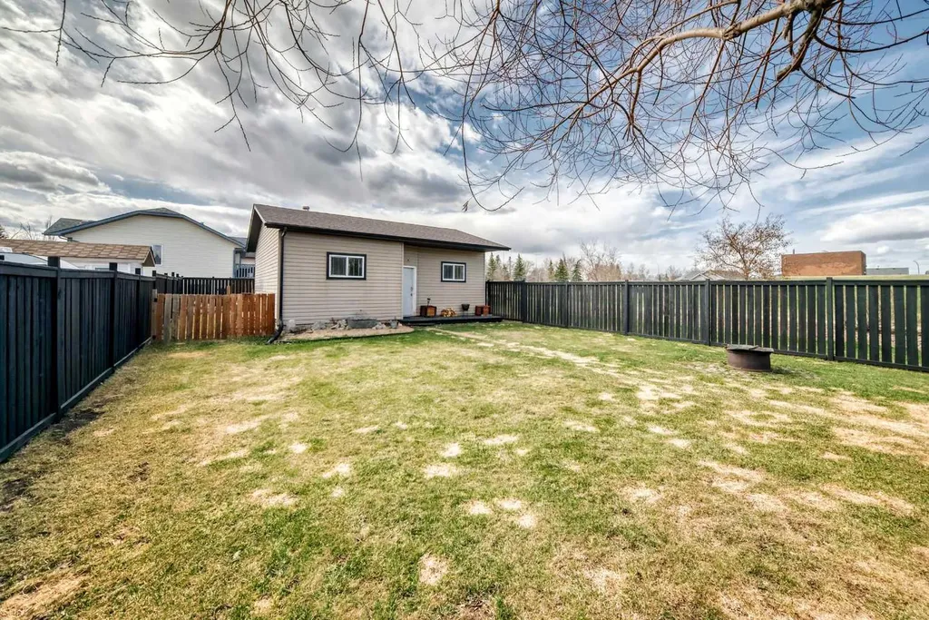 102 Robinson Avenue Penhold AB T0M1R0