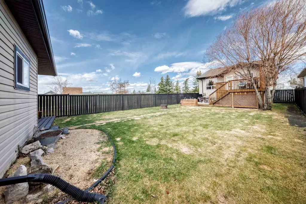 102 Robinson Avenue Penhold AB T0M1R0