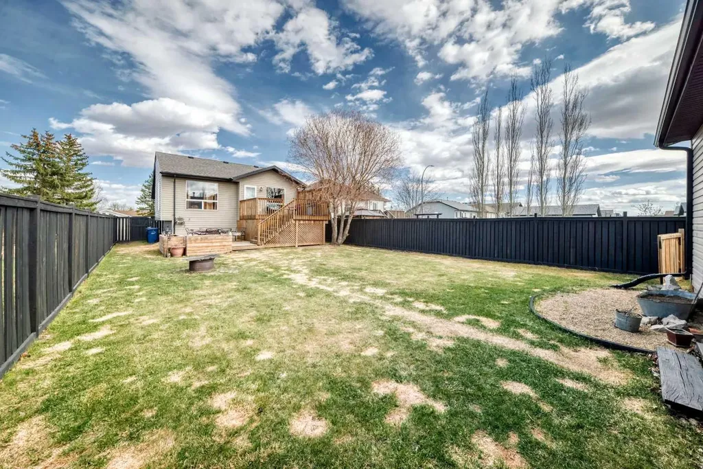 102 Robinson Avenue Penhold AB T0M1R0