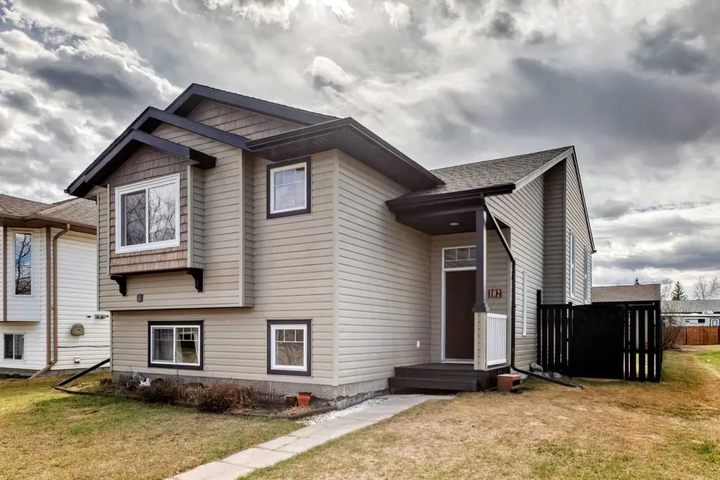 102 Robinson Avenue Penhold AB T0M1R0