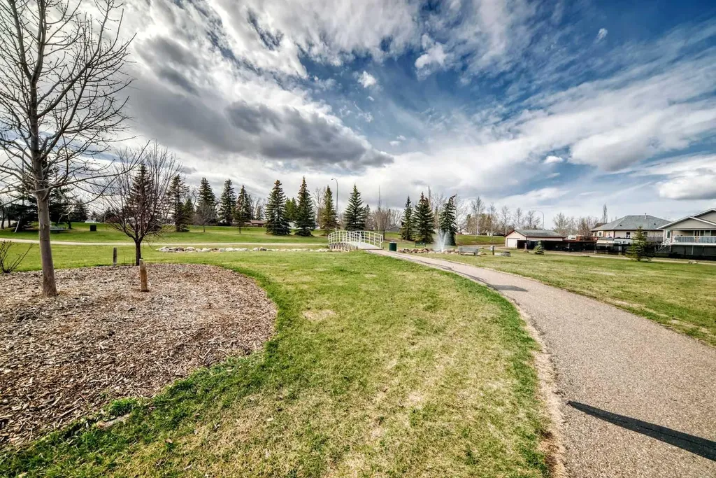 102 Robinson Avenue Penhold AB T0M1R0