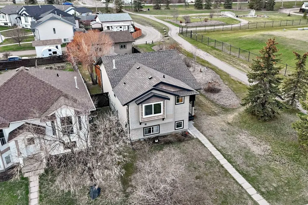 102 Robinson Avenue Penhold AB T0M1R0