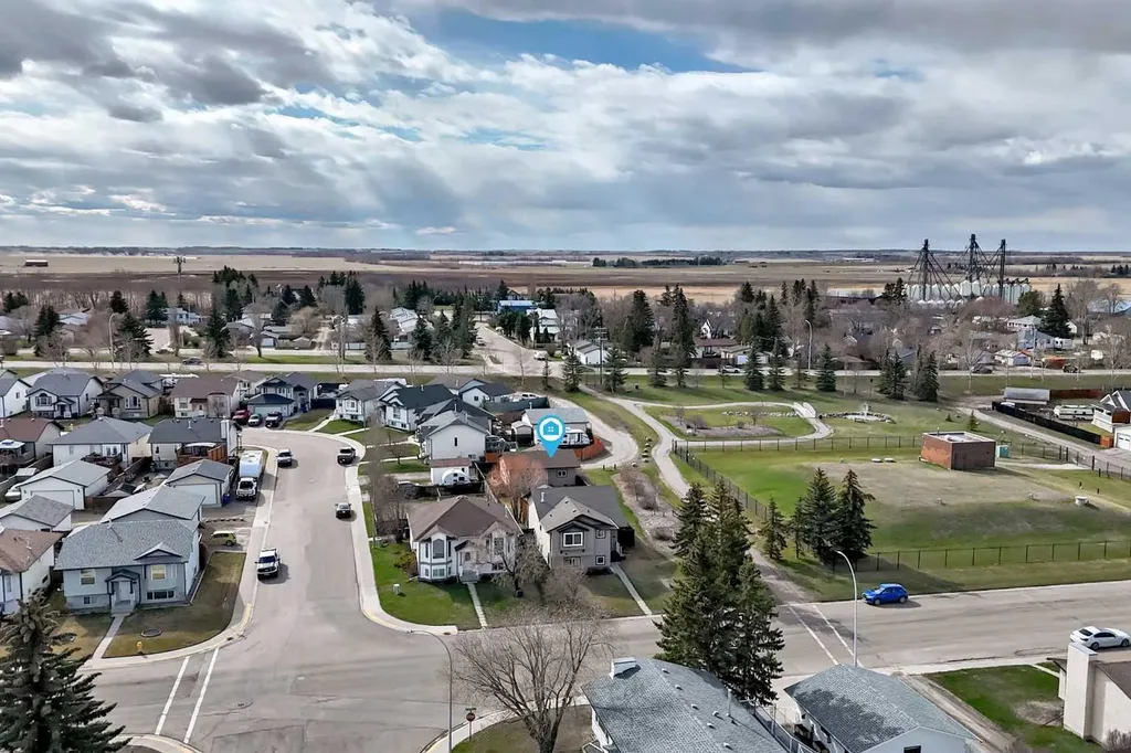 102 Robinson Avenue Penhold AB T0M1R0