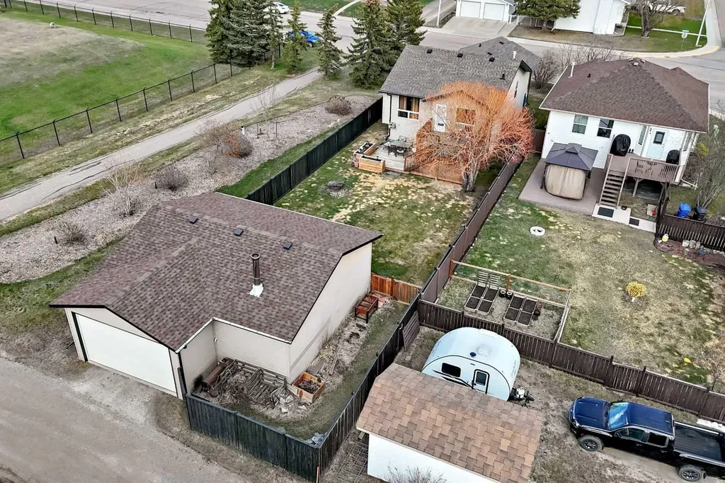 102 Robinson Avenue Penhold AB T0M1R0