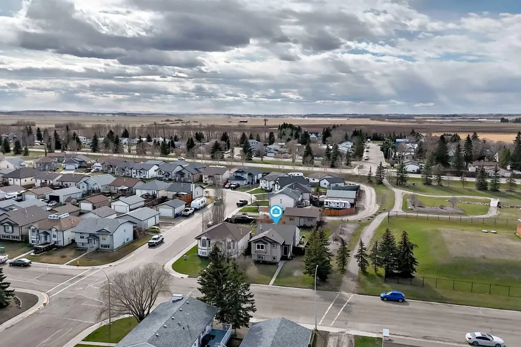 102 Robinson Avenue Penhold AB T0M1R0