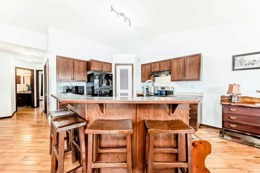 102 Robinson Avenue Penhold AB T0M1R0