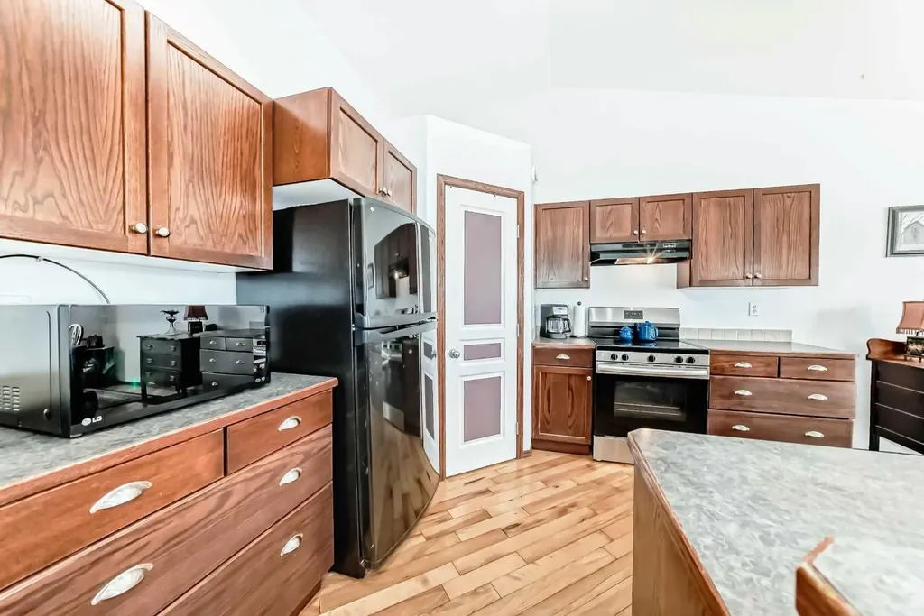 102 Robinson Avenue Penhold AB T0M1R0