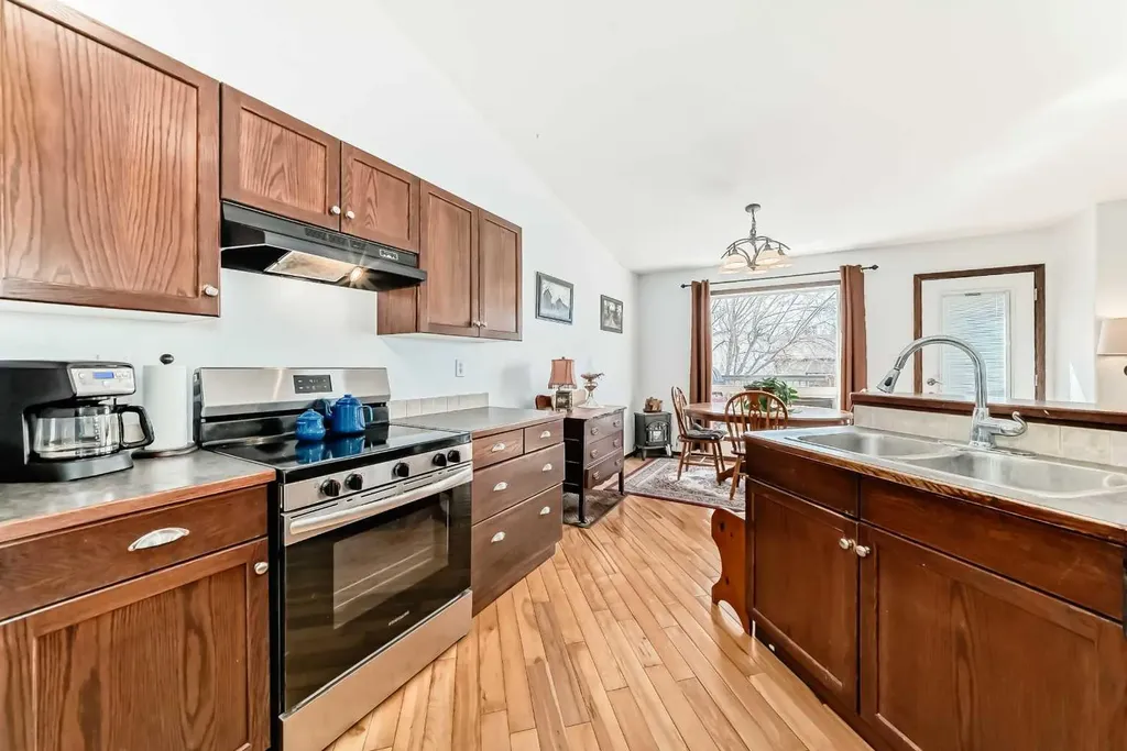 102 Robinson Avenue Penhold AB T0M1R0
