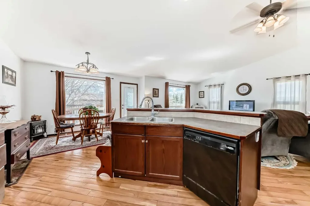 102 Robinson Avenue Penhold AB T0M1R0