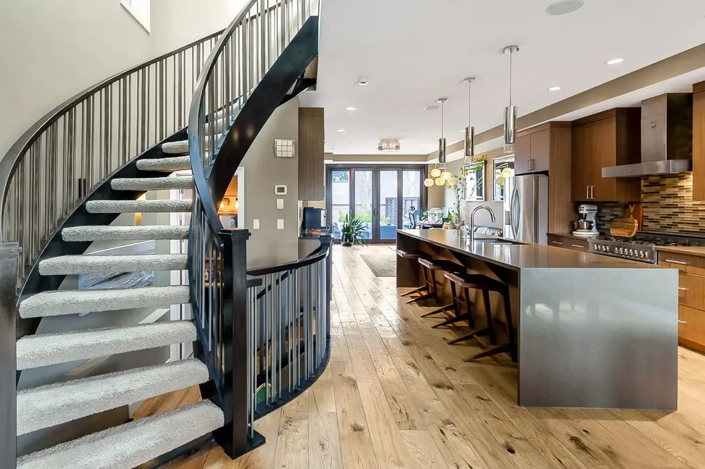 1834 30 Avenue SW Calgary AB T2T 1P7