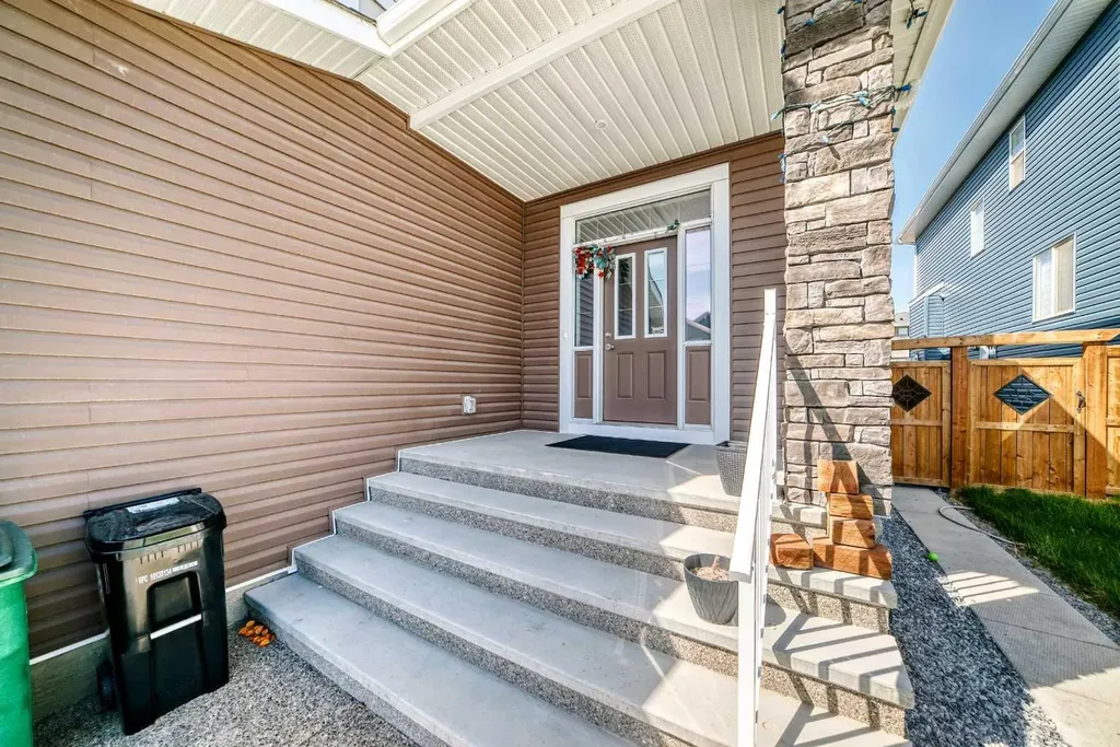 2004 Ravensdun Crescent SE Airdrie AB T4A 3K2