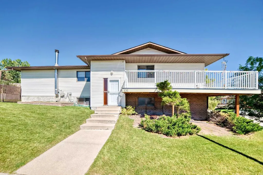 131 Ranchlands Court NW Calgary AB T3G1N8