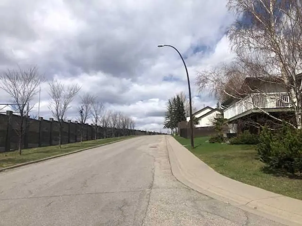 131 Ranchlands Court NW Calgary AB T3G1N8
