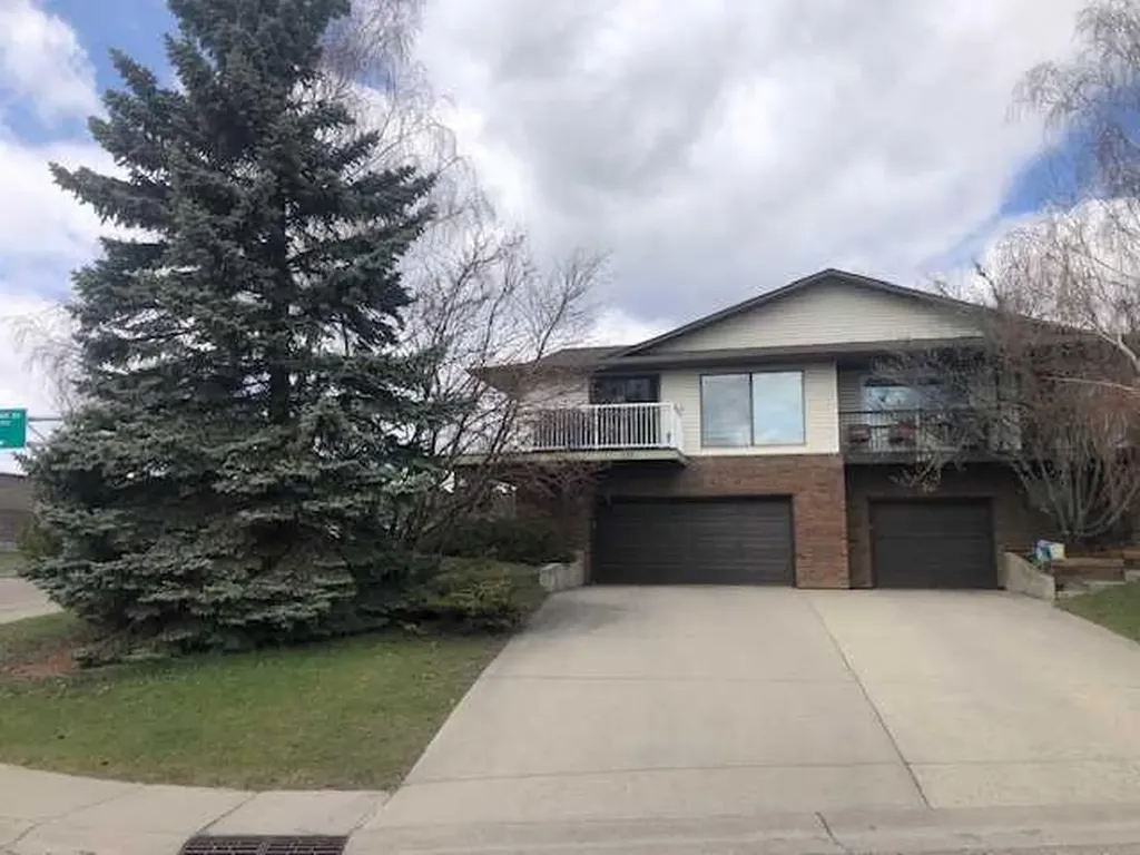 131 Ranchlands Court NW Calgary AB T3G1N8