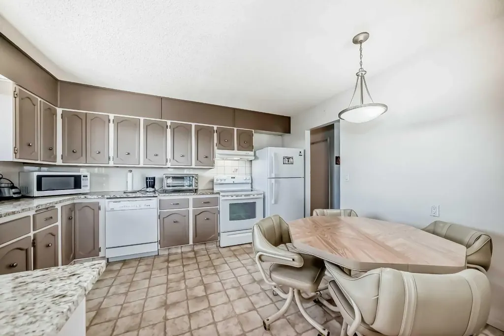 131 Ranchlands Court NW Calgary AB T3G1N8