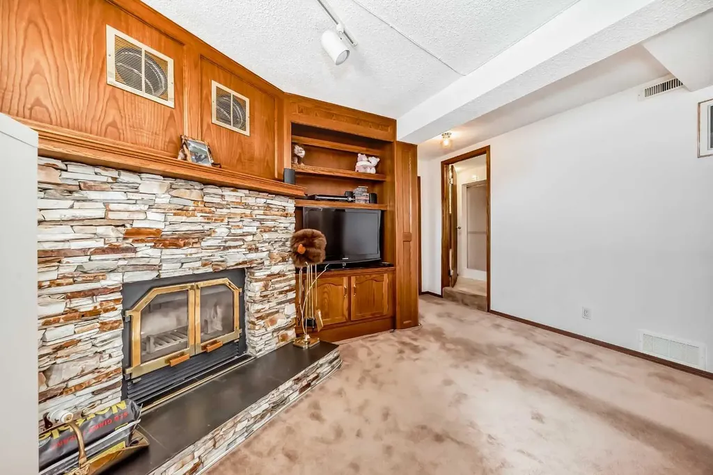 131 Ranchlands Court NW Calgary AB T3G1N8