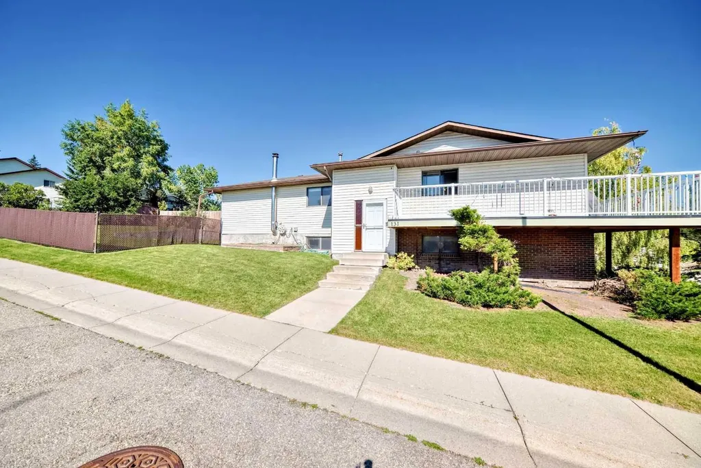 131 Ranchlands Court NW Calgary AB T3G1N8