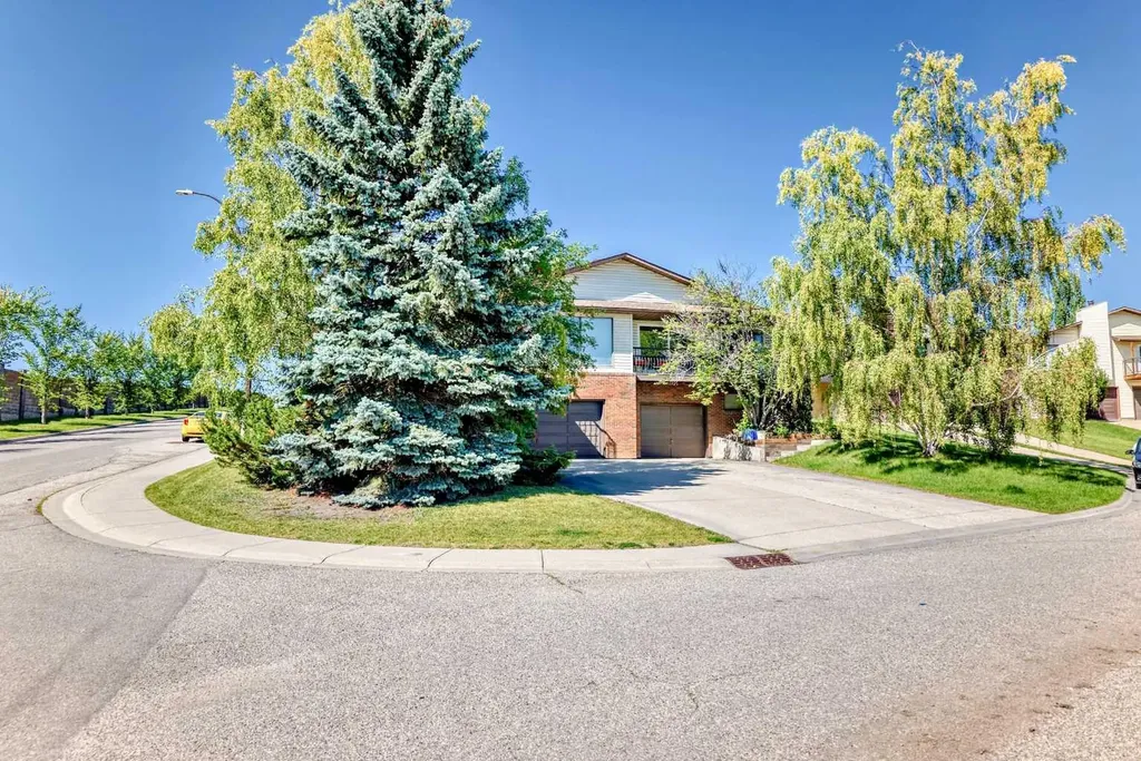 131 Ranchlands Court NW Calgary AB T3G1N8
