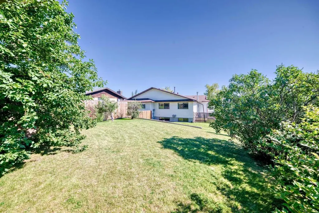 131 Ranchlands Court NW Calgary AB T3G1N8